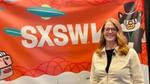Unilever Kişisel Bakım Bölümü Bilim ve Teknoloji Kıdemli Başkan Yardımcısı Dr. Samantha Samaras, parlak bir SXSW konferans afişinin önünde gülümseyerek poz veriyor.