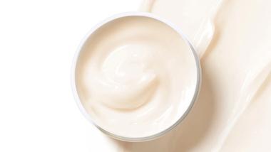 Dove 10'u 1 arada Bağ Gücü Serum Maskesi'nin zengin içeriği, aşırı saç hasarıyla başa çıkmak için haftalık bir bakımdır.