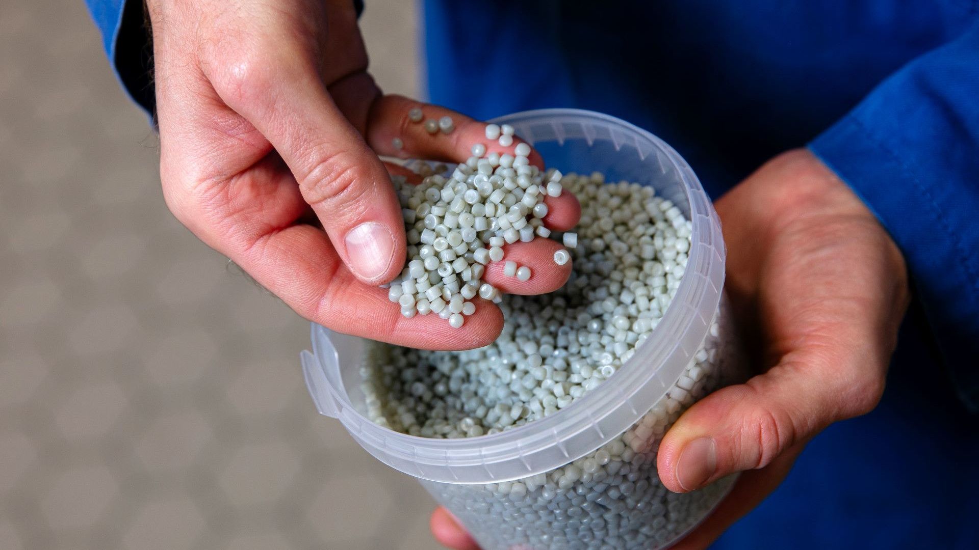 Avucunda geri dönüştürülmüş plastik granüller tutan Unilever bilim insanı