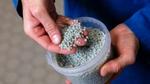 Avucunda geri dönüştürülmüş plastik granüller tutan Unilever bilim insanı