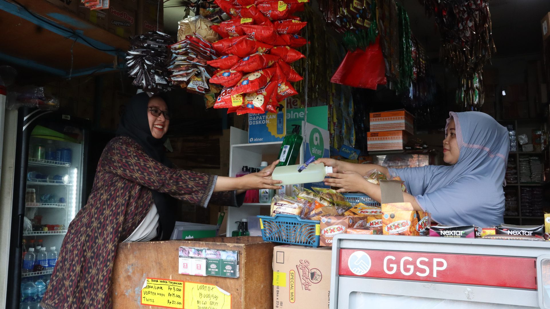 Bangladeş'te Sunsilk, Dove ve Lifebuoy yeniden doldurma istasyonu.