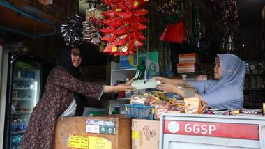 Bangladeş'te Sunsilk, Dove ve Lifebuoy yeniden doldurma istasyonu.