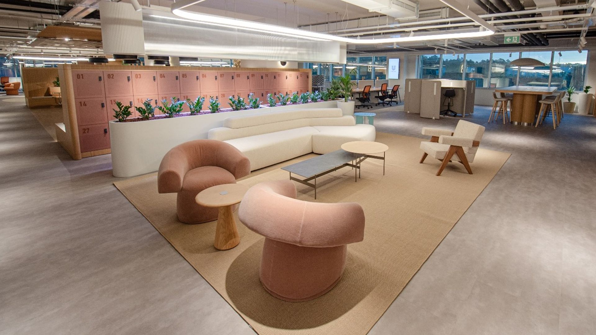 Dördüncü resimde, solda kişiye ait dolaplar ve bunların önünde de soft renklerin kullanıldığı bir oturma alanı bulunmaktadır. 