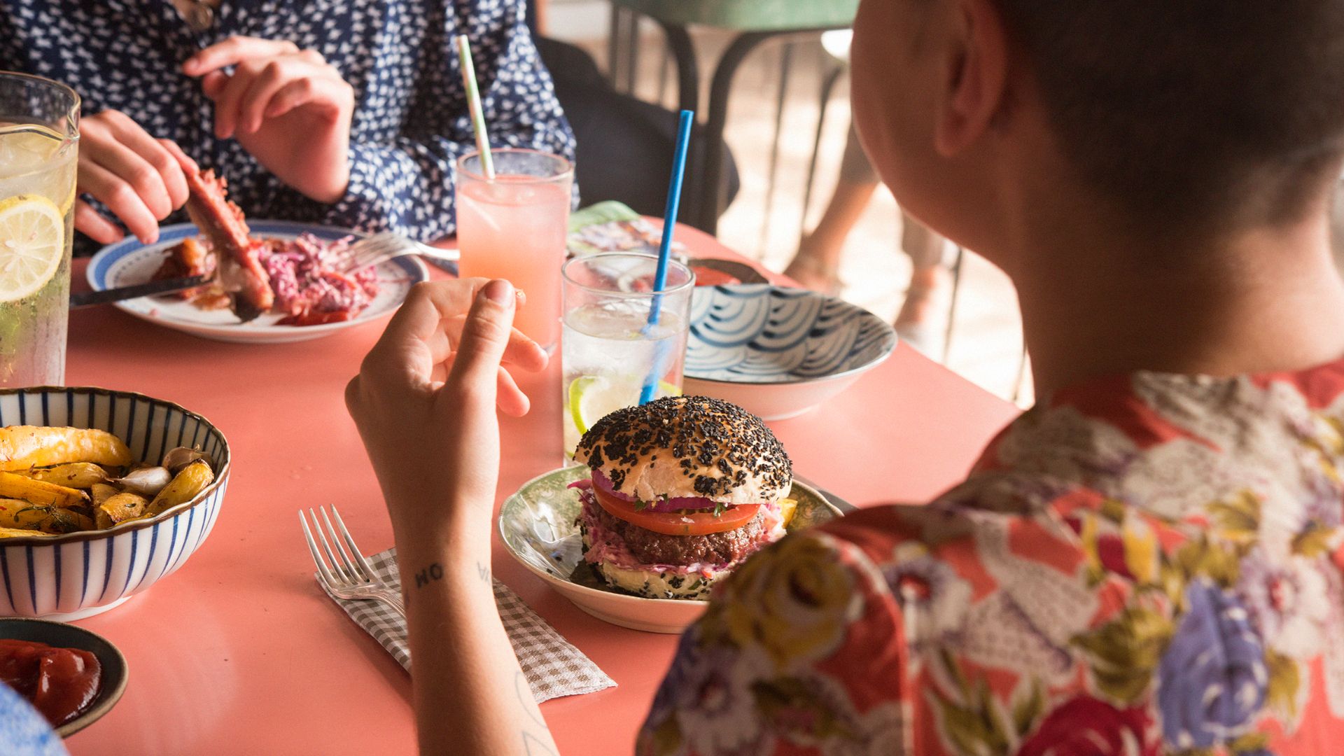 Yemek yiyip sohbet eden insanlar.