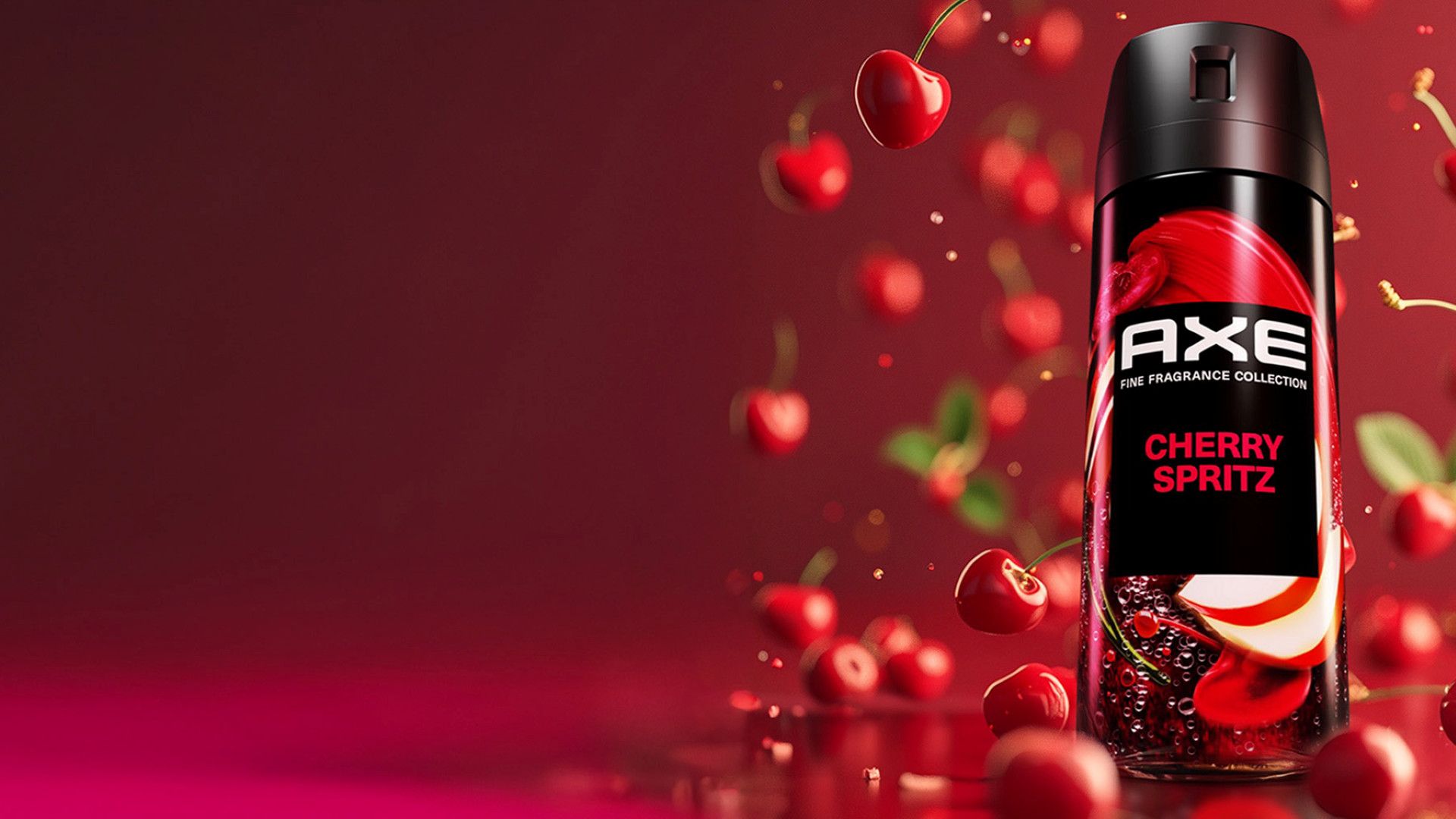 Güzel kokuların en yeni çeşitlerinden biri olan Cherry Spritz. Kirazlardan oluşan kırmızı bir arka planın önünde siyah bir deodorant kutusu.