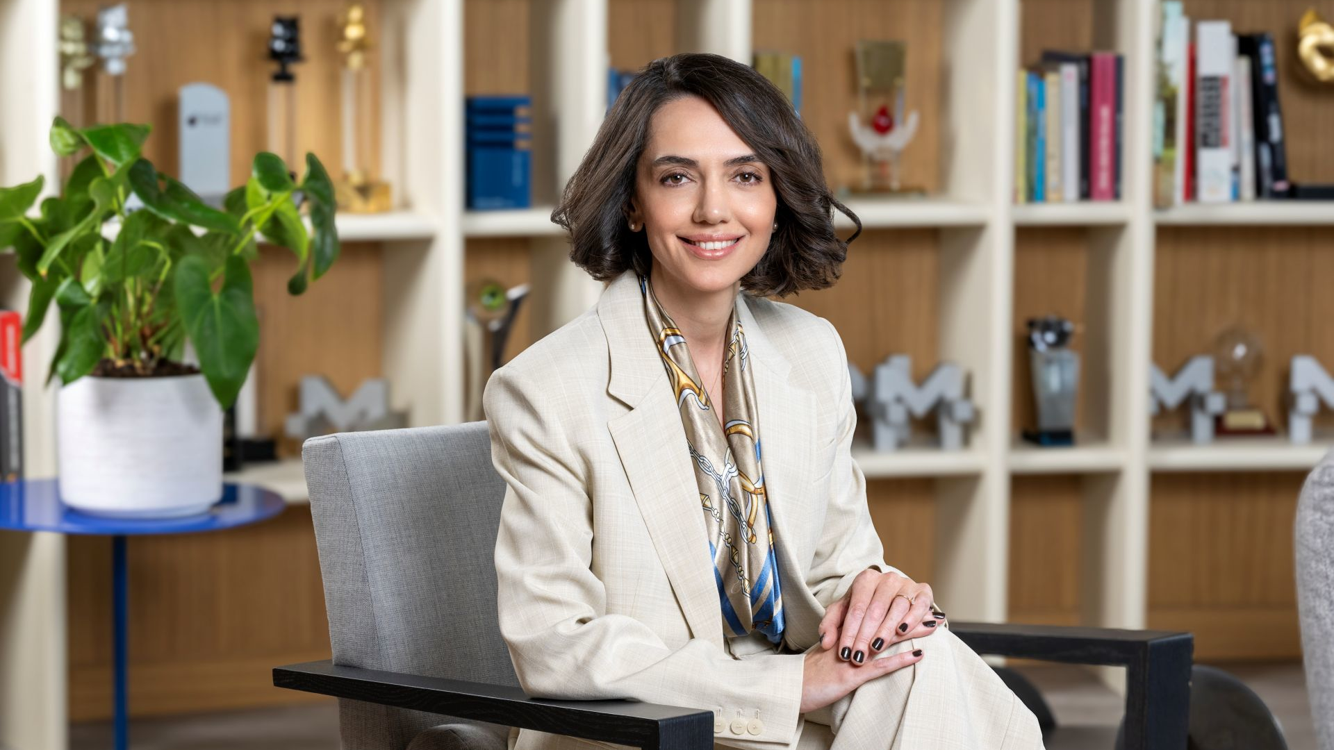 Burcu'nun fotoğrafı. Kahverengi kısa saçlı bir kadın.