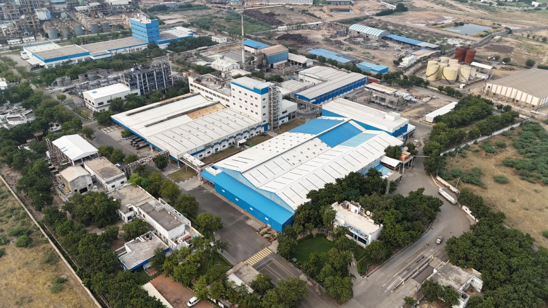 Hindistan’daki Unilever’in Gandhidham fabrikasının havadan görünümü; beyaz ve mavi renklerde devasa bir üretim tesisi.