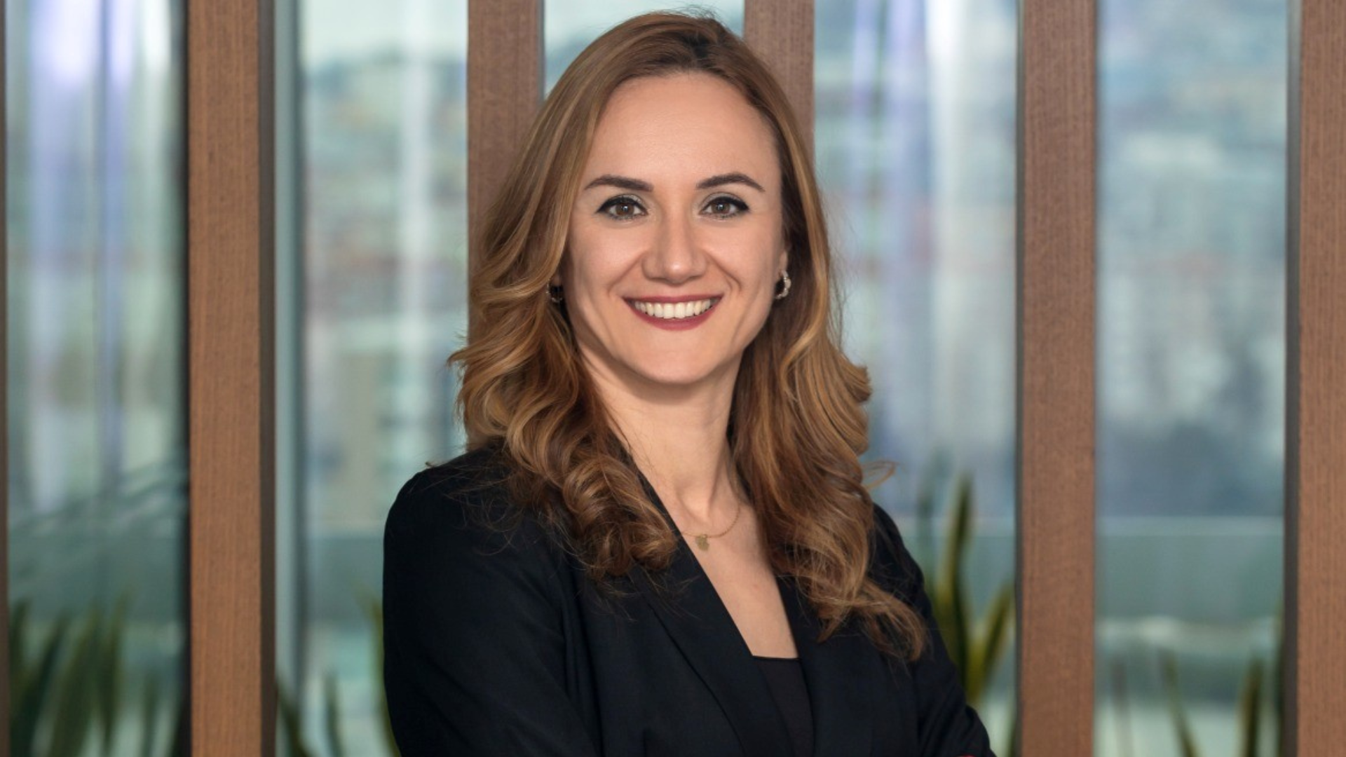 Açık kumral, siyah kıyafetli bir kadın.