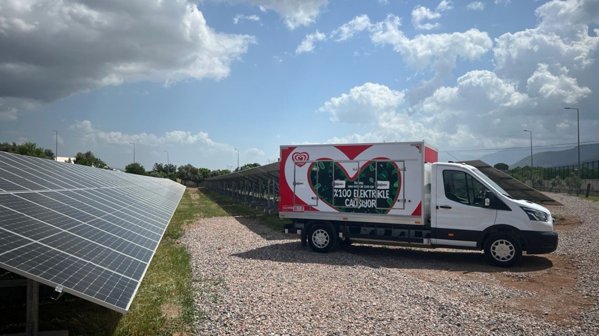 Güneş paneli alanının yanındaki Wall's minibüsü.