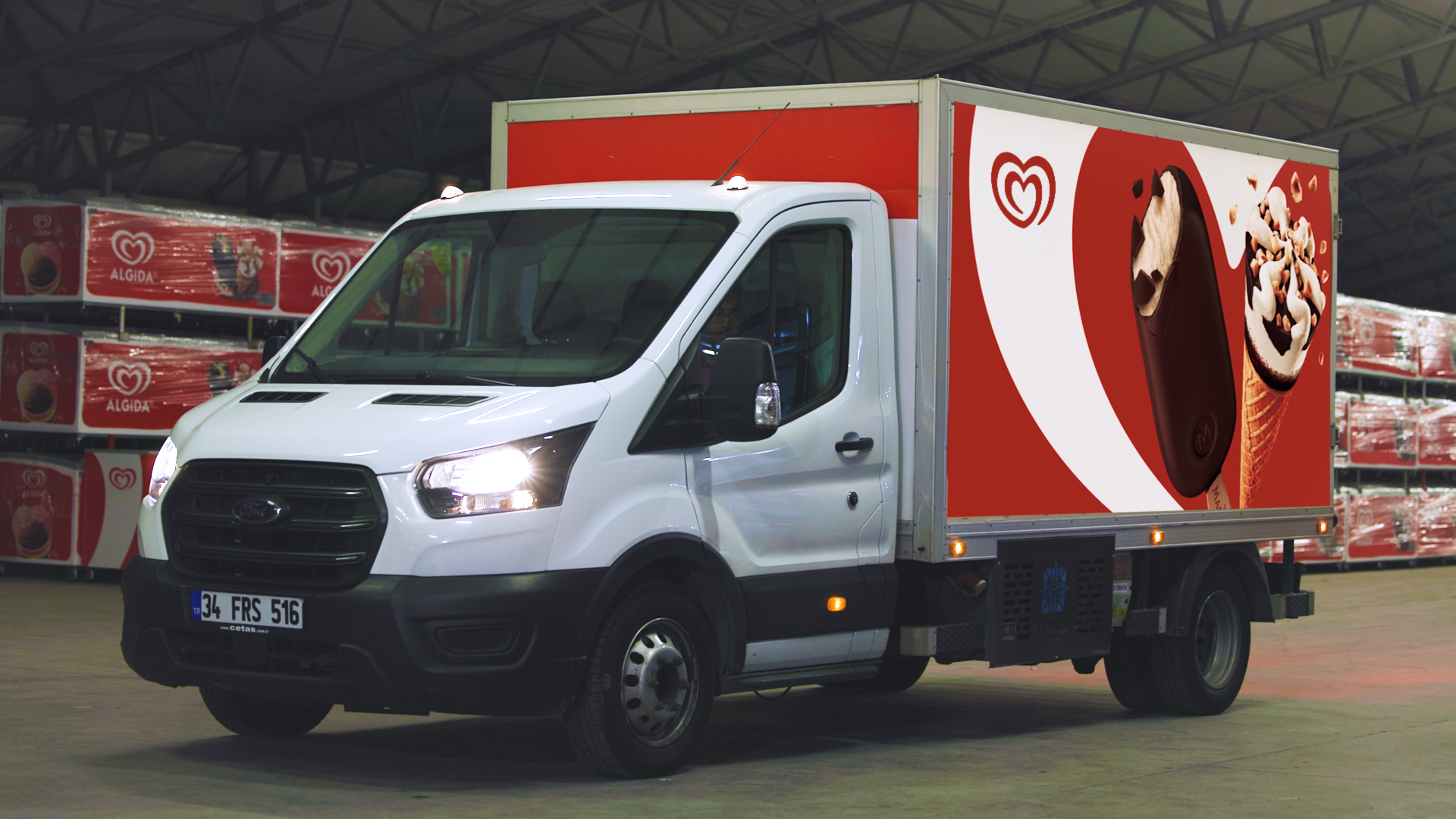 Wall's markalı bir kamyon, bir deponun içinde ürün stokluyor.