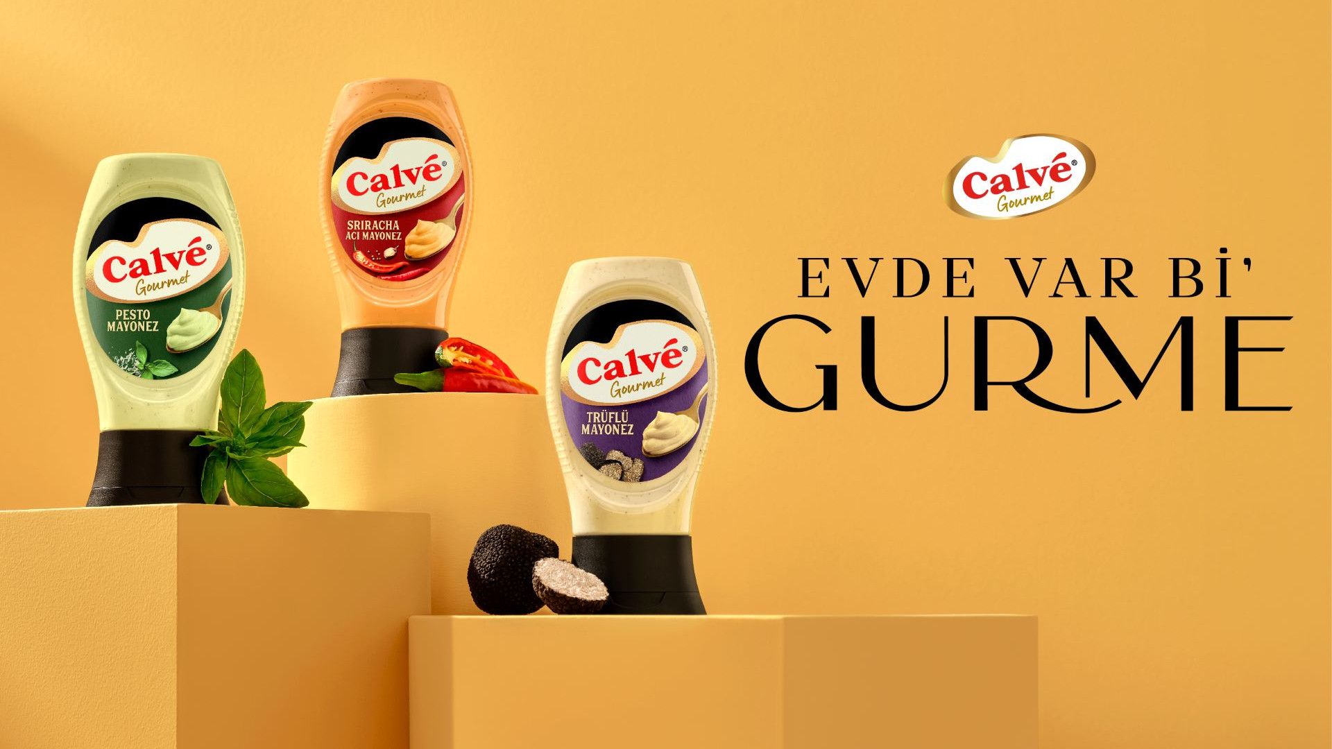 Sarı arka plan üzerinde duran Calve sosları yanında "Evde Var Bi' Gurme" yazıyor.